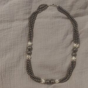 Magnetic-like necklace with freshwater pearls